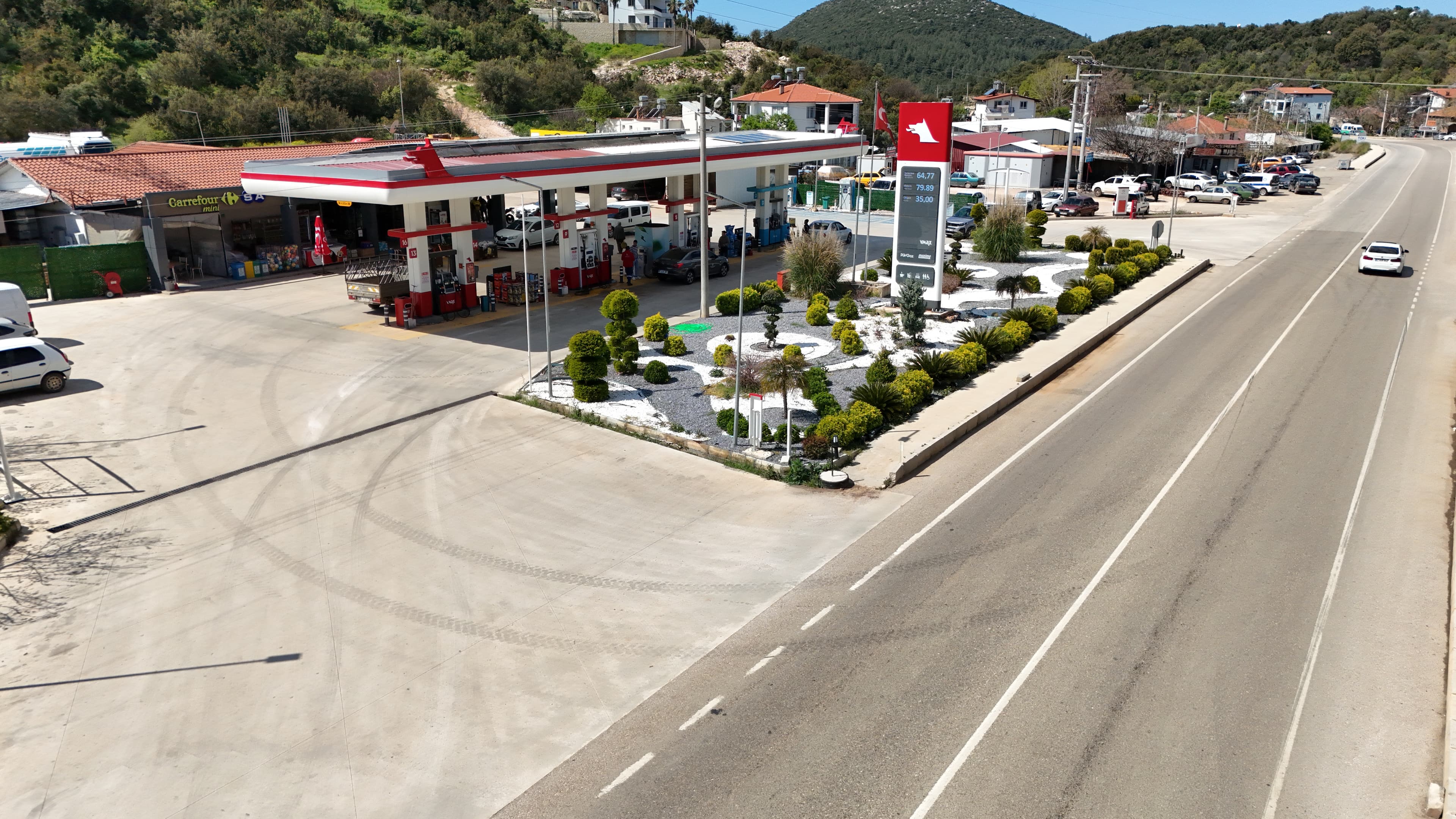 Kaş Oto Lastik akaryakıt istasyonu ve oto lastik servisi